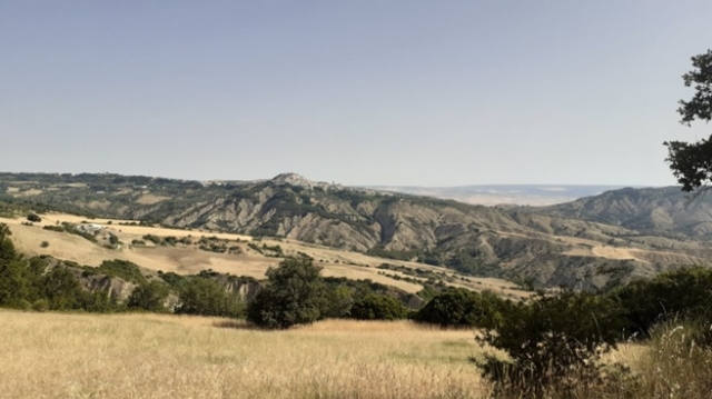 Veduta di Pomarico sui Calanchi